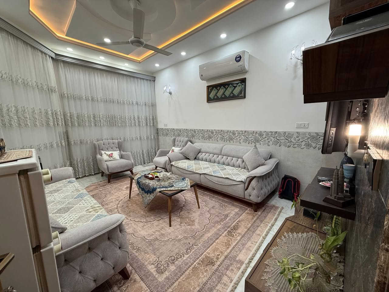 بيت بناء حديث للبيع مع الاثاث (علماً ان البيت مؤثث من هوم سنتر)
بغداد حي الجهاد المخابرات
المساحه ١٥٠ متر (٧.٥ في ٢٠)
طابو ملك صرف 
البيت طابق ونص
الطابق الاول يشمل:-
كراج
مدخلين للبيت
مدخل من الصاله (بيها صحيات بداخلها)
و مدخل من المطبخ
هول معيشه
فسحة طعام
حمام كبير
مناور ثنين
غرفتين نوم
الطابق الثاني يشمل :-
هول كبير 
حمام و لوندري ملابس
و سطحين (السطح الخلفي بي درج صعده للبيتونه الي بيها التانكيات و منضومة الماء)
للاستفسار اكثر ارجو الاتصال على رقم الهاتف و متوفر وتساب
***********
