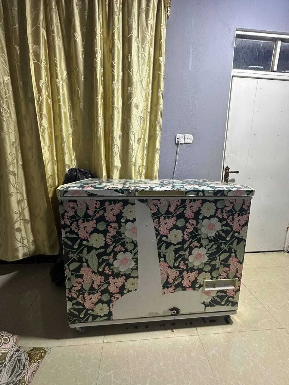 السلام عليكم مجمده حجم كبير مستعمله ونضيفه تجميدها فول السعر 200 الف وبيها مجال بسيط  المكان الرشيديه *********** اتصل واتساب فقط مامتواجد عل نت
