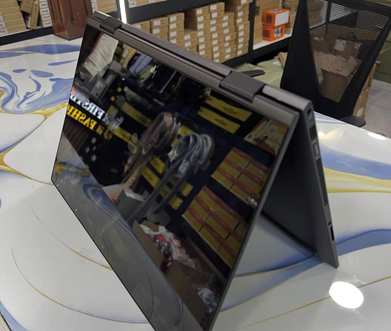 ✨ للبيع HP Envy x360 Convertible 15-ee1xxx بحالة ممتازة جداً ✨
إذا تبحث عن لابتوب عملي، سريع، أنيق ومن الفئة الفخمة، فهذا الجهاز خيار ممتاز للعمل والدراسة والتصميم والاستخدام اليومي

✅ المواصفات:

• AMD Ryzen 5 5500U Processor

• AMD Radeon Graphics

• RAM 8GB

• SSD 512GB

• شاشة 15.6 إنج Full HD Touch

• يدعم اللمس المتعدد (10 Touch Points)

• قابل للدوران 360° والتحول إلى تابلت

• نظام 64-bit

✅ المميزات:

• استخدامه خفيف ولمدة قصيرة لغرض العمل فقط

• خال من أي مشاكل فنية أو أعطال

• بطارية ممتازة

• الشاحن الأصلي موجود

• أداء سريع بفضل معالج Ryzen 5 وقرص SSD

• شاشة لمس مريحة للعمل والتصفح والرسم

• تصميم أنيق وفئة HP Envy المعروفة بالفخامة والجودة

• يدعم تسجيل الدخول بصمة اصبع وبصمة وجه لزيادة الأمان وسهولة الاستخدام

• يدعم ميزات الأمان الحديثة في ويندوز

•🎨 مناسب لمصممي الجرافيك والعمل على Photoshop وIllustrator وCanva وتصميم السوشيال ميديا والمطبوعات، بالإضافة إلى الأعمال المكتبية والدراسة والاجتماعات الأونلاين مع شاشة لمس تدعم العمل الإبداعي بشكل مريح.

✅ مناسب للعمل، الدراسة، التصميم، مشاهدة الأفلام والمسلسلات والاستخدام اليومي

📍 الموقع: بغداد

📩 للاستفسار المراسلة على الخاص


**إذا كنت صاحب هذا الإعلان وتريد حذفه لأي سبب، رجاءا أرسل رسالة إلى الدعم الفني**