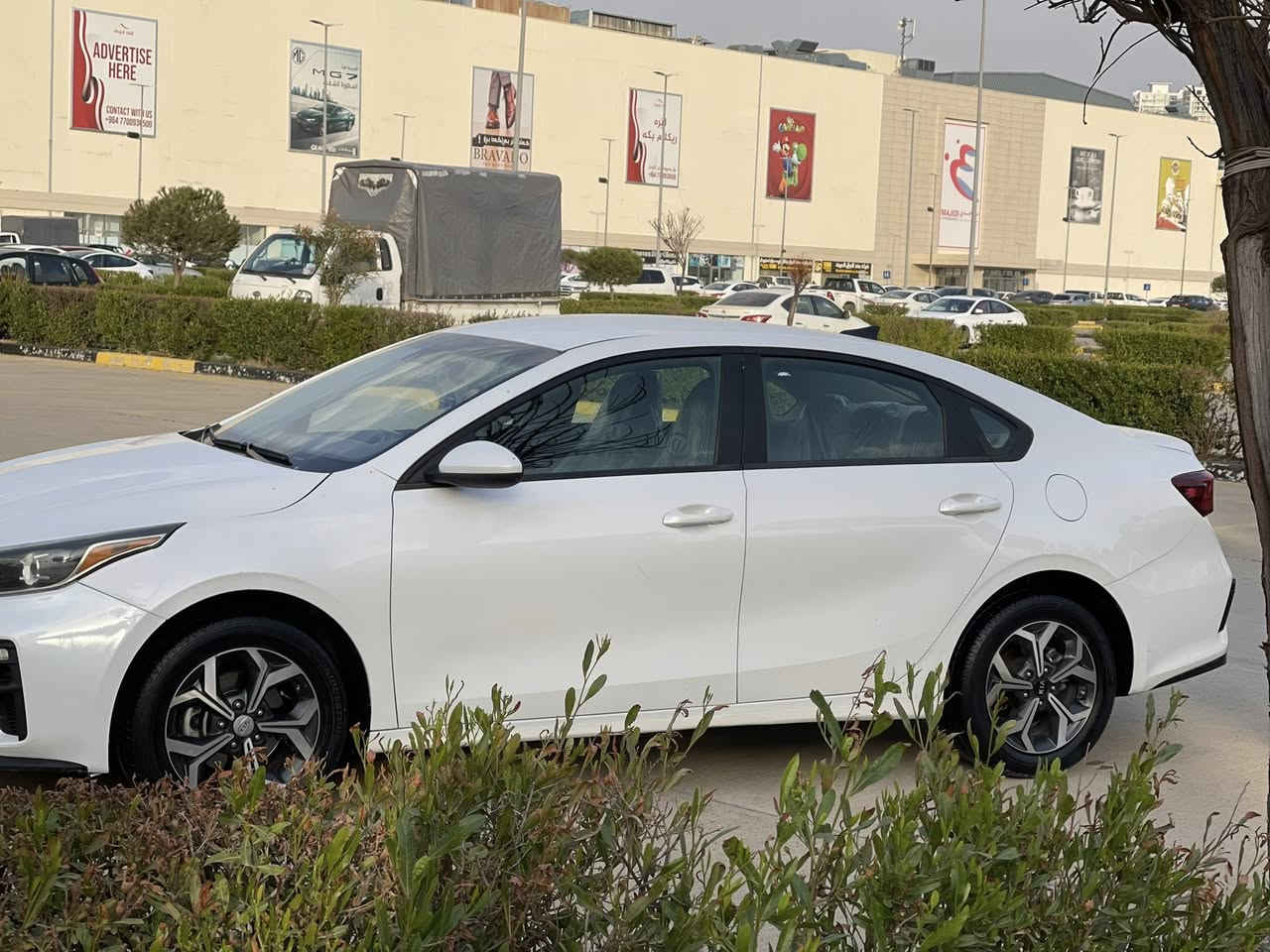 ( بسم الله الرحمن الرحيم )
KIA Forte Lxs 2021
لبيع كيا فورتي موديل(2021)فئه Lxs وارد  أمريكي بدون صيغ  رقم سليمانيه السنويه والرقم جديده الغايه 2028 والتحويل نفس اليوم صورة الحادث موجوده السياره جاهزه ومرتبه خير من الله والتحويل 
موصفاتها معروفه 
مكينه دوش 2000
ناقل حركه ذكي IVT
رادار تجنب من الاصطدام
ويل كروم 
تحديد المسار وانضمه القياده متعدد
فرانل مانع للانزلاق(ABC)
مصابيح (LED)
شاشه عرض كبير تدعم كار پلاي وتحكم ستيرن سرعه 
نظام القياده(عادي.رياضي.ذكي)
مكان السياره سليمانيه وهذا رقمي عليها واتساپ (***********) تگدر تعرف سعرها وتتواصل وياياوتدلل
