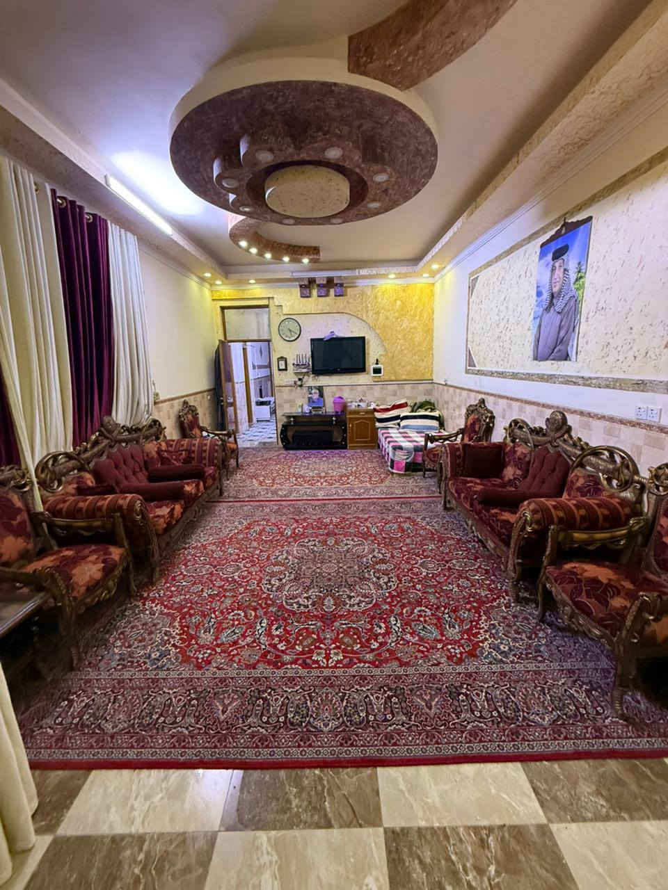 بيت للبيع منطقة ازوير  الغربي مساحة 200م الحي فيه جميع الخدمات  
تفاصيل البيت 
طابو زراعي سند 25
الطابق الاول 
صالة 9*5  سقوف مغربي
مطبخ حار بارد 
كليدور 
غرفة نوم كبيرة 
مجمع صحيات 
بناء حديث
الطابق الثاني غرف عدد 2كبيرة 
كليدور 
مجمع صحيات 
يوجد سطحين  ومخرن
يبعد عن شارع التبليط 10م
ويبعد عن الشط تقريبا 200م للاستفسار 
اتصل بالارقام التاليه 
***********
موقع المكتب حله نادر الاولى الشارع الرئيسي مقابيل دائره اتصالات بابل 
مكتب علي السلطاني للعقار/21
