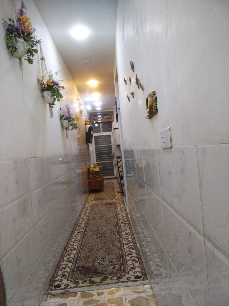 بسم الله الرحمن الرحيم
السلام عليكم بيت للبيع زراعي قرار 25 في منطقة البلديات الضباط الثانيه (خلف المحطة الصفراء) مساحة 100 م طابق ونص  يتكون من طرمه واستقبال وممر وآصاله وحمام ومطبخ وغرفة نوم الطابق الثاني غرفه وحمام وبيتونه والمنطقه خدامات كامله وخير من الله المنطقه هدوء وجيران ناس طيبه السعر 125 وبي  مجال اتصال على الرقم ***********
