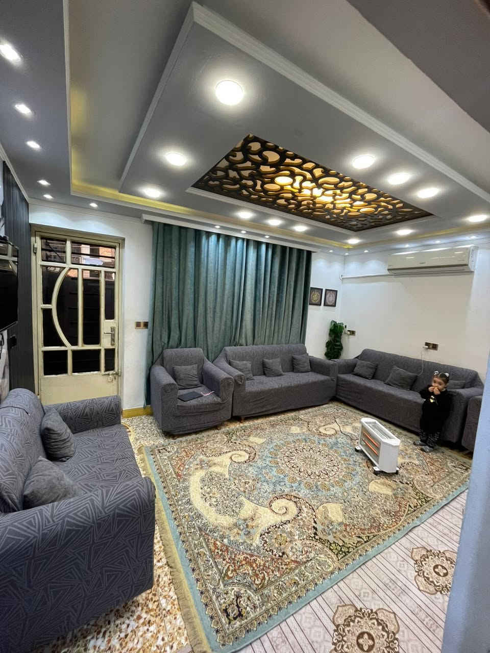 دار للبيع مساحه ٨٠م ركن الشعب حي التجار يتكون من ثلاث غرف نوم واستقبال ومطبخ تواليت خارجية ومنور داير البيت غرفتين نوم سويت للاستفسار واتساب ***********
