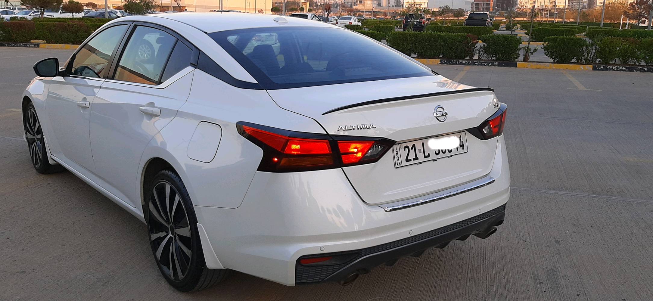 سيارة نيسان ألتيما موديل جديد لون أبيض لؤلؤي. تتميز بتصميم أنيق وحديث، مع جناح خلفي رياضي وجنوط كبيرة تعطي مظهر جذاب. داخلية من الجلد الفاخر مع وسائل راحة متقدمة. السيارة بحالة ممتازة مع القليل من الاستخدام. الأسعار قابلة للتفاوض لمشتري جاد.