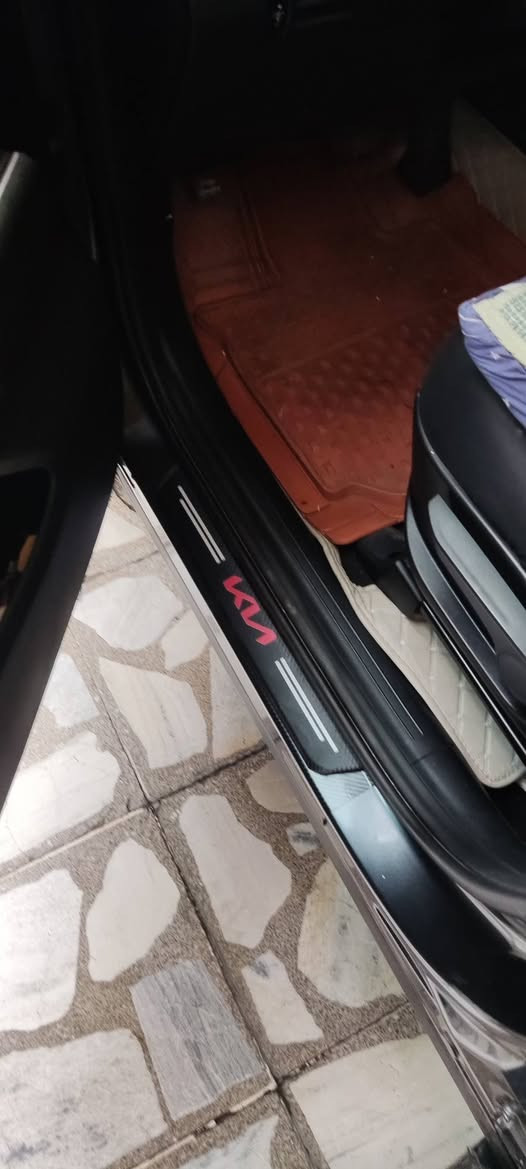 كيا سورنتو موديل 21 وارد امريكي 4 سلندر ماشيه 29 ونص نضيفه لونها فيلي طوخ 7 راكب تحكمات مع اشار بالمري وتوقف ذاتي وبقيه المواصفا ت العاديه السعر 19 ونص الاتصال ***********
