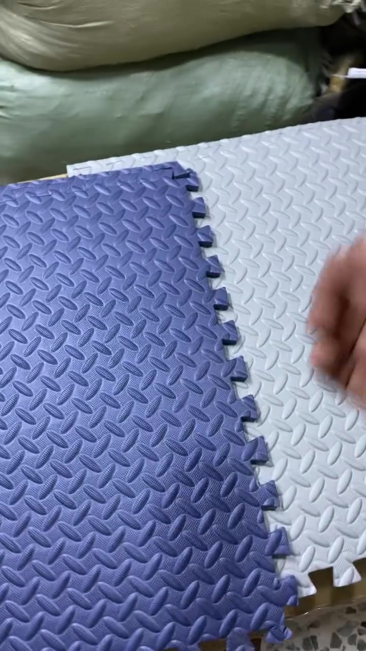 السلام عليكم كارتون كامل ارضيه اسفنج قياس 60x60 اللون موضح كدامكم  للتواصل فقط واتس ***********
