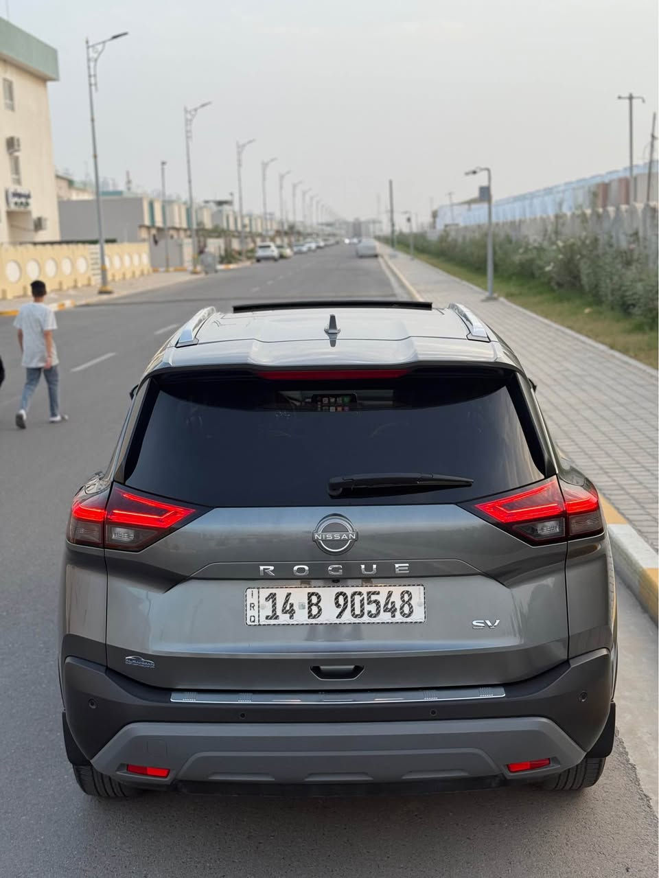 نيسان روج موديل 2023 sv بلاس فول مواصفات 
مواصفات امريكية
• المحرّك:1500 تيربو (VC-Turbo) القدره  201 حصان
• مصابيح LED أمامية وخلفية + إضاءة نهارية DRLs. 
• مرايا جانبية كهربائية والمدفّأة مع إشارات.  
• مقعد السائق قابل للتعديل كهربائياً (8 وضعيات)، قيادة مريحة، وتدفئة للمقاعد الأمامية في الحزم المميزة
• شاشة لمسية تدعم Apple CarPlay و Android Auto.  
• مزايا راحة مثل تشغيل عن بُعد، تحكم من المقود، تحكم مناخي مزدوج المنطقة.  
• السيارة رقم بصره بسمي 
- [ ] • ضرر: سياره وارد غرق برغي ما مفتوح بيه والماي ما داخل جوه السياره كلش جديد وكفاله من الزلغ 
- [ ] بجم السياره مغلف نانو ب٤ اوراق 

للتواصل *********** Singapore
