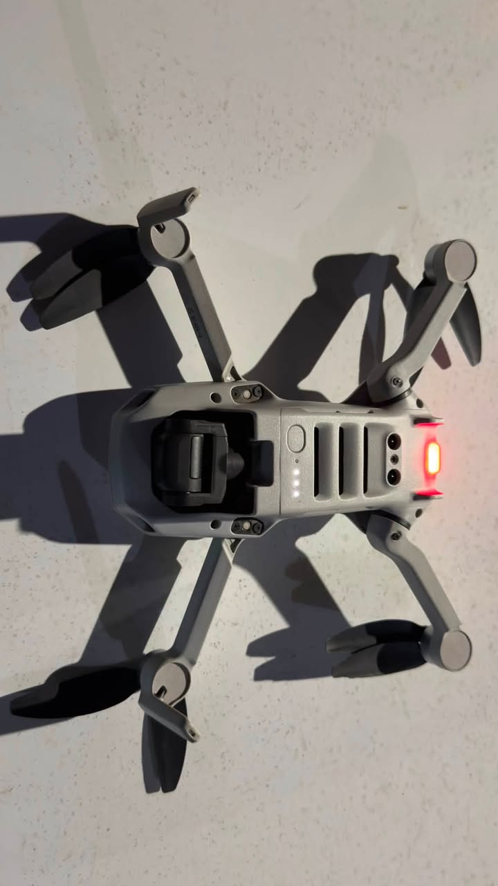 السلام عليكم 
 طائره درون DJI Mini 2 SE الطائرة بحالة الشركة (نظافة 99%) 
مستخدمة كلش قليل 
ومكفولة من أي شخط أو عطل تقني
 ثبات عالى ضد الرياح
ومدى إرسال طويل جداً 6 كيلو متر
الريموت كنترول الأصلي
بطاريات عدد 6 
مده الطيران 30 دقيقة
 نظام تحديد الموقع الرجوع التلقائي من مكان الاقلاع 
كافة الملحقات (ريش إضافية ، براغي ، وكيبلات كل انواع الاجهزة )

للاتصال والاستفسار 
‏‭***********

مكاني واسط
