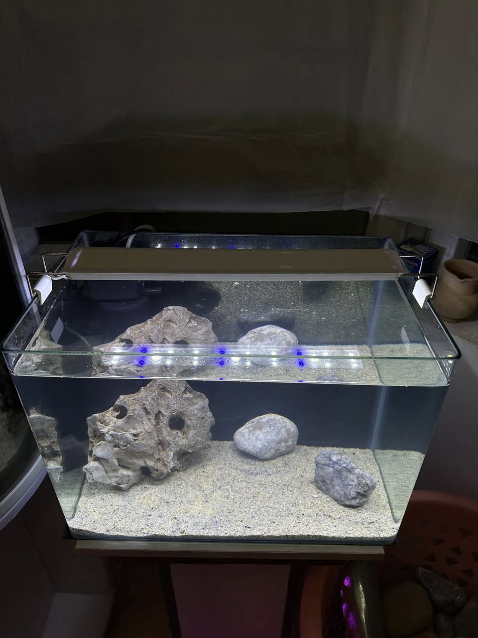 بە كاملی نرخی بۆتە  ٥٥ هەزار .. داشكانی بۆ كراوە
حەوزی شەریكەی پێش قەوس دیزاین كراوە
لیدێكی ستاندنی گیایی زۆر تایبەتی لەگەڵە
فلتەری ناو حەوزی لەگەڵەو هەمیش ئۆكسجینە
 بنی حەوزەكە بە بەردی ورد ڕازاوەتەوە
٣ بەردی گەورەی  لەگەڵە وەك دیزاین
پشتی باگراوندی ڕەشی لێدراوە
قیاسی درێژی ٥٠ سم بەرزی ٣٦ سم پانی ٣٠ سم
___________________
ئەوەی ویستی نامە بنێرێت لە واتس ئەپ یا ڤایبەر 
***********
گەیاندنمان تەنھا بۆ ناو سلێمانی ھەیە
