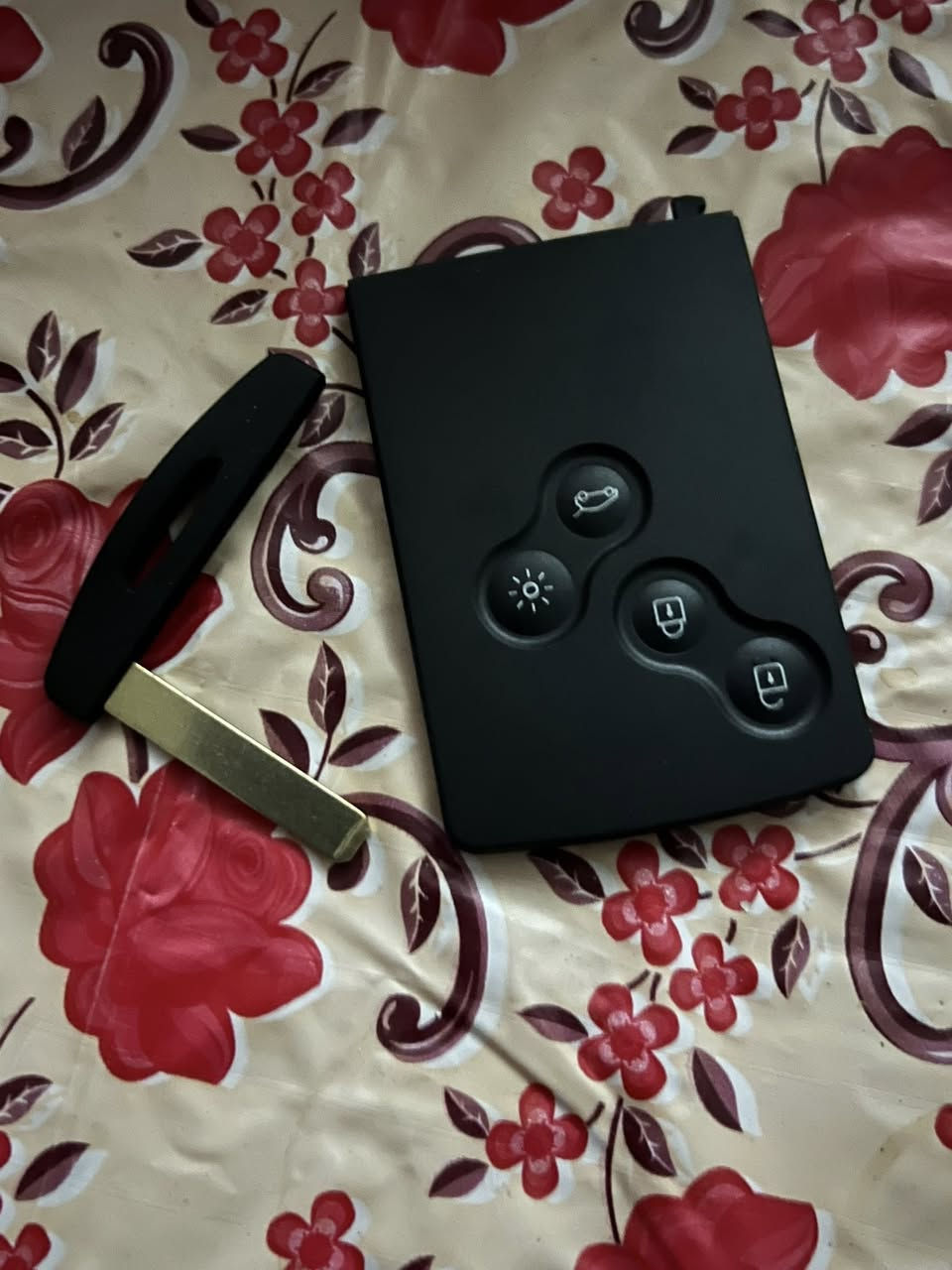 بصمة رينو سافران جديدة اصليه تاخذها بَــسّ تبرمجها
ب95 الف مع التوصيل ***********
