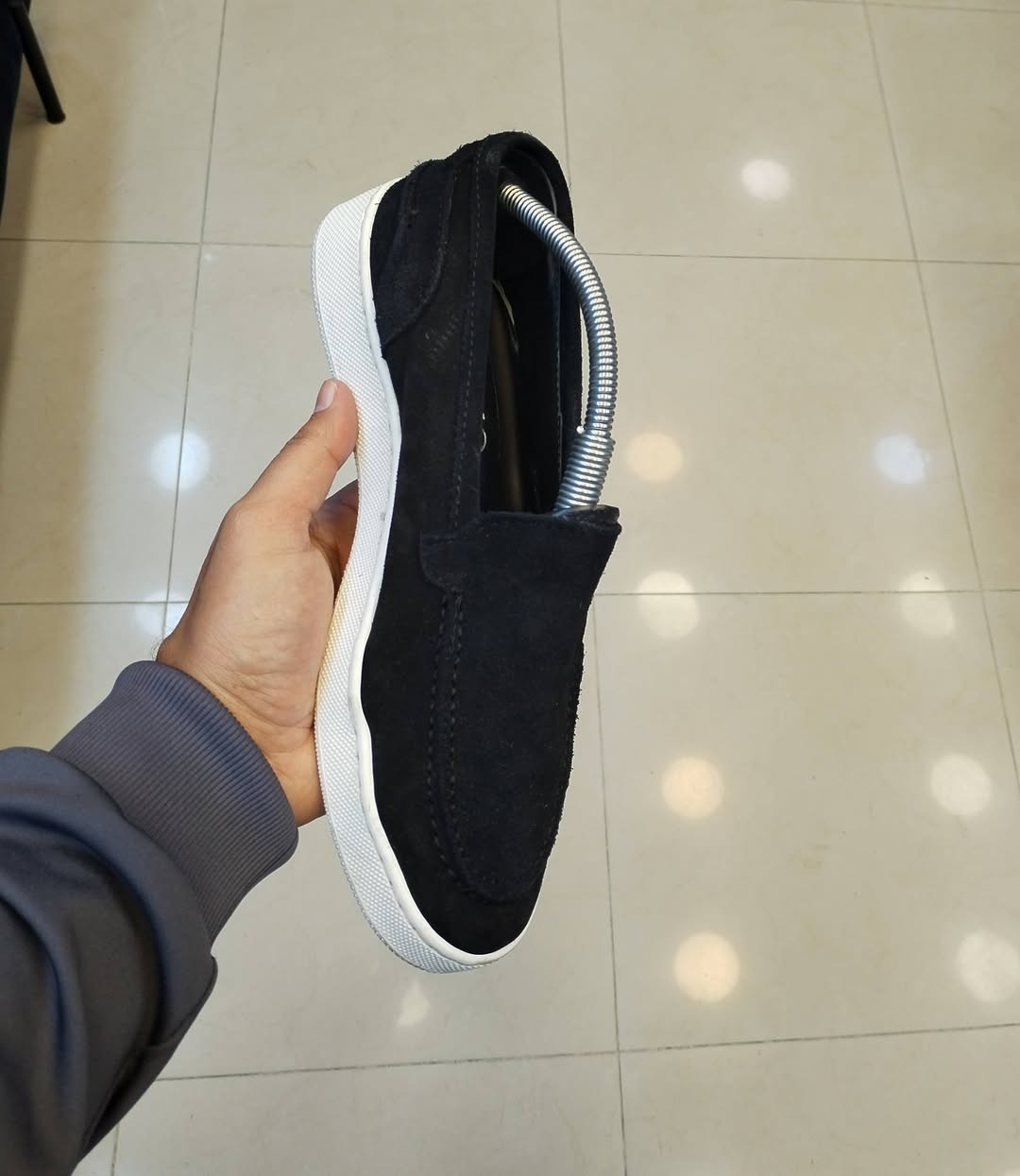 فلات لوفر ماركة زيمو
صنع في إيطاليا 
أصلي وكالة اورجنال 
بالة اوربي نظافة 💯 
شاموا أسود مميز 
فلات كجول ورسمي سبورت 
للحجز على خاص 
أو مراسلة واتساب ***********
توصيل لكل محافظات العراق
