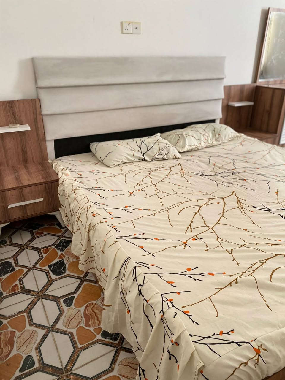 غرفه نظيفه كلش استعمال قليل
سعر الغرفه 700 الف وي الدوشك و بيها مجال 
مكاني حله مركز 
للاستفسار  ***********
