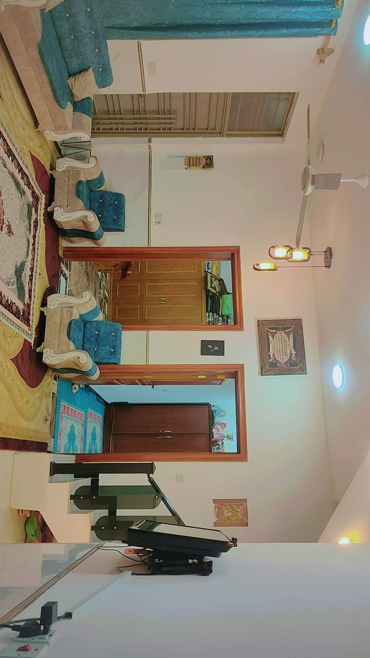 السلام عليكم بيت للبيع مع الاثاث المساحة ٢٠٠ متر زراعي حي النفط نزلت اسواق النخلة إقرار محكمة باسمي السعر خاص ***********
