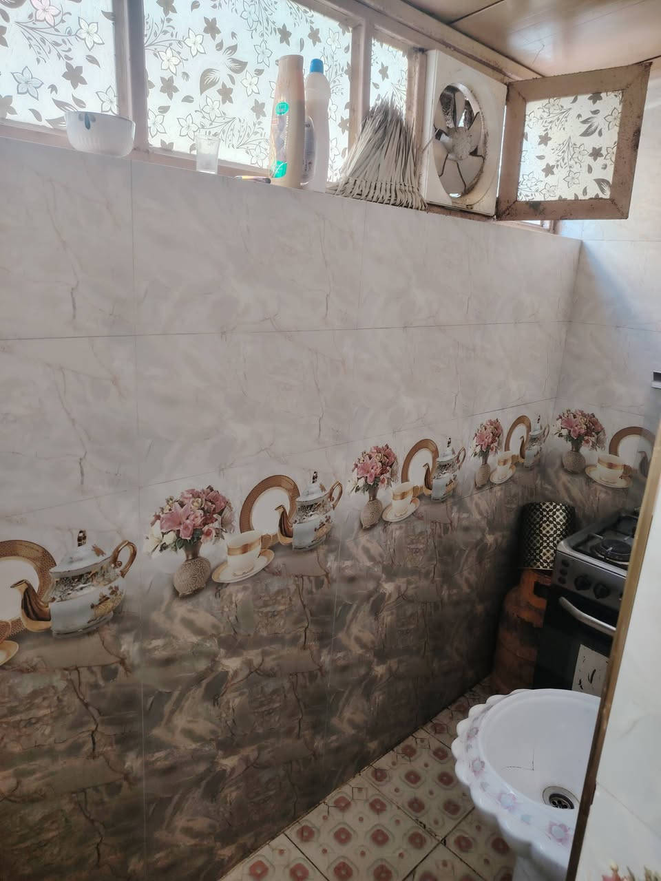 السلام عليكم بيت للبيع المعملجي خلف مستشفى وارث بناء طابوك طابق واحد شغل درجة اولى ارضية مرمر السعر 95وبي مجال ***********
