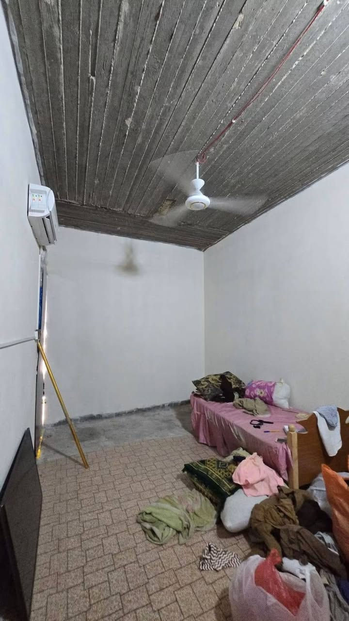 يتوفر الدينا بيت للبيع في ابي الخصيب حمدان قريب من شارع مركز حمدان وقف سني ثاني يوم يسجل مساحة البيت 100 م مربع 10في10 يحتوي على 2غرف منام وصاله مطبخ وكراج وصحيات سعر البيت 33مليون أو وقابل اللتفاوض إلا ستفسار رقم الهاتف *********** بيت جاهز للسكن منطقة متكاملة جميع الخدمات
