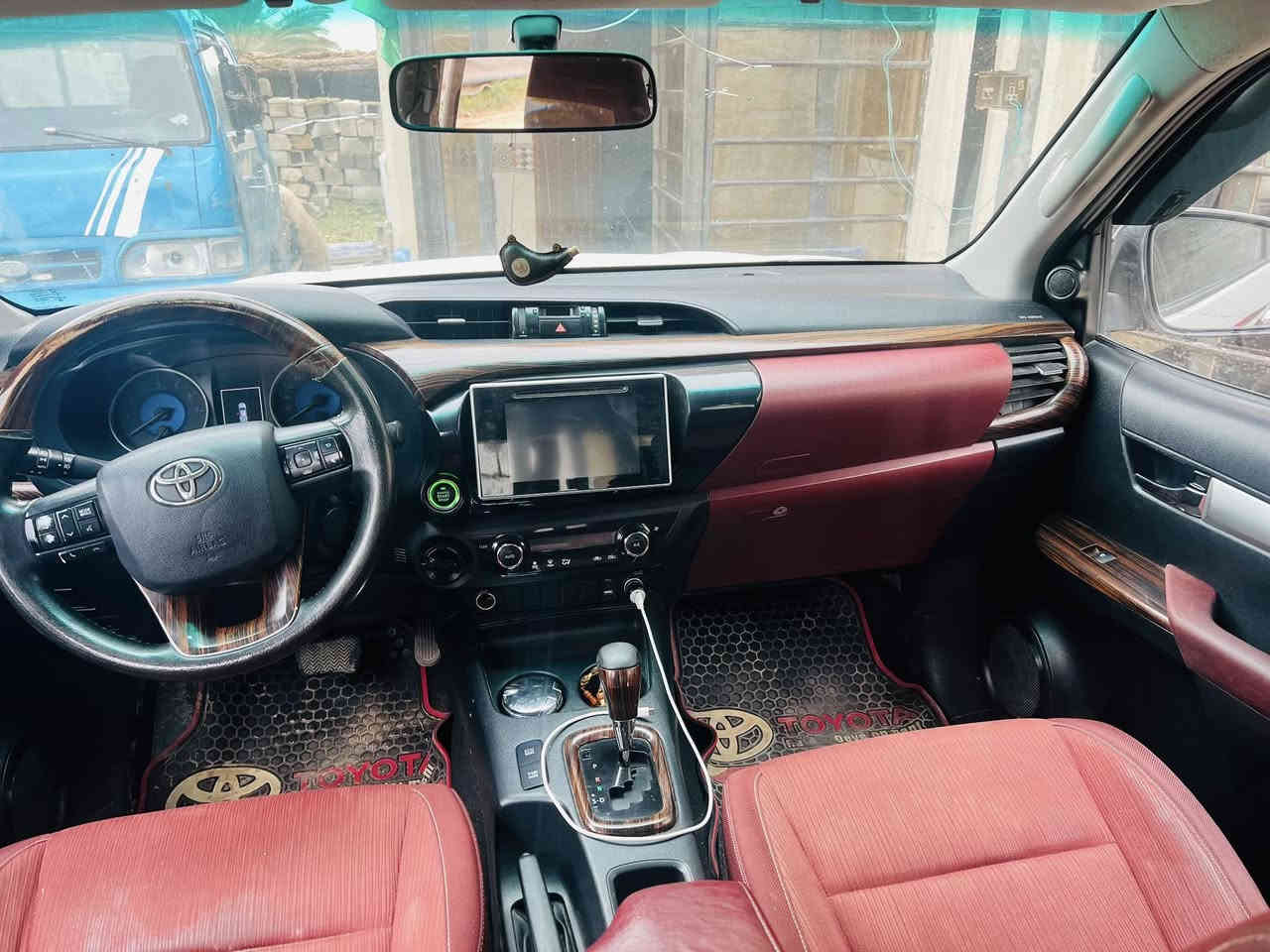 سلام عليكم فورويل 2016 كويتي بصمه فول تبريد قطعتين شاشه كامره حساسات اوتماتيك رقم واسط جديده كلش ع وضع الشركه بيه باردات بلبدي فوك التاير السعر 245 وبيه مجال مراوس ترهم *********** واسط الصويره
