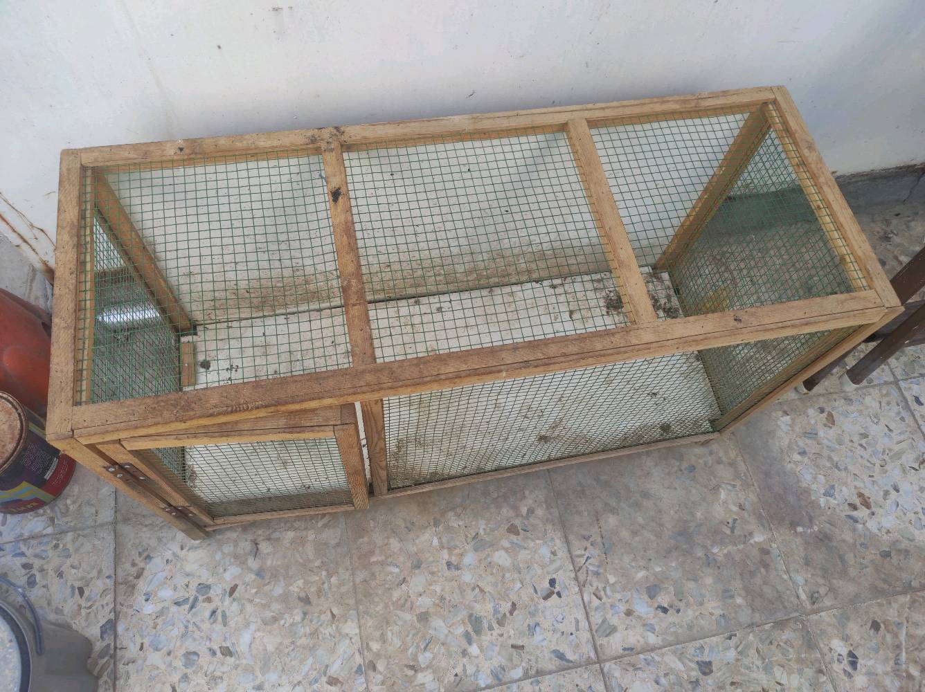 قفص دواجن ويرهم لطيور الزينة 
((مستعمل ))
خليت سطل الصبغ حتى يتوصح الارتفاع