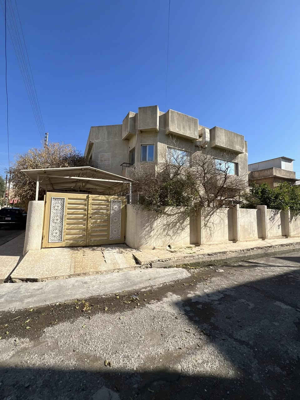 🛑عقار للبيع من :
🛑عروض مكتب (العلاف)) لتجارة العقارات 🌟
🏠دار للبيع أو معارضة مساحة 240 متر ركن الواجهة 12.5 متر ✨
🛑طابقين بناء قديم بحساب ارض💥
1️⃣الطابق الاول : غرفتين نوم + هول + استقبال + مطبخ حار + بارد + حديقة + صحيات 🚾
2️⃣الطابق الثاني : غرفتين نوم + هول + بلكونة + صحيات 🚾
📄سند سكني ملك صرف / شرط القرآر التمليك والتحويل 
❌لانتعامل برفع سعر العقار عن سعرة الآصلي نجمع البايع بالمشتري مباشرتأ _ لا نوقف البيعة بخلاف عن الدالية 
🛑موقع مميز جدأ 💥
🌍الموقع / حي الزراعي قرب (( سايدين جامع القصواء 🕌 ))
🛑يقع على شارع تبليط 12 متر 💥
للاستفسار 
⏮️مراجعة مكتب العلاف لتجارة العقارات 🌟
أو الاتصال 
☎️ أسيا ***********
أو
 ☎️ كورك ***********
⏪️مع العلاف للعقار استثمارك في آمان ⭐️
🌐عنوان المكتب / الموصل _ حي الزراعي قرب جسر السويس 🔥
📌نستقبل عقاراتكم وطلباتكم العقارية .
