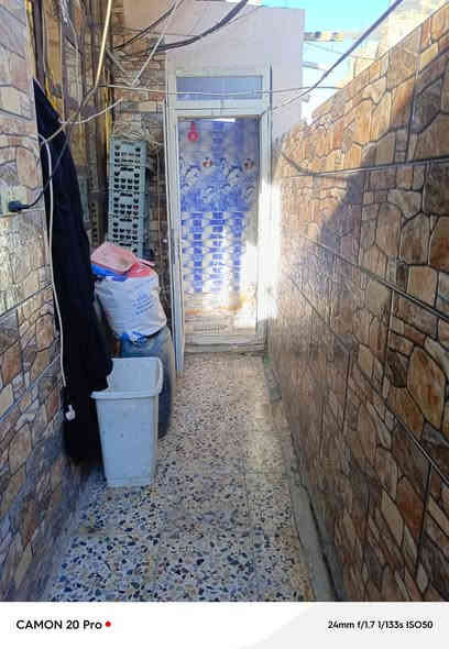 السلام عليكم
عندي بيت طابقين لبيع مساحه 100مربعه10في10
البيت يحتوي على 
كراج 
واستقبال 
وصاله 
ومطبخ 
 تواليت داخلي خارجي 
حمام داخلي 
الطابق الثاني 
يحتوي على 
غرفه
 وصاله 
العنوان حي اور قرب جامع بيت مجيسر 
الاتصال والاستفسار على الارقام التاليه 
***********
***********
