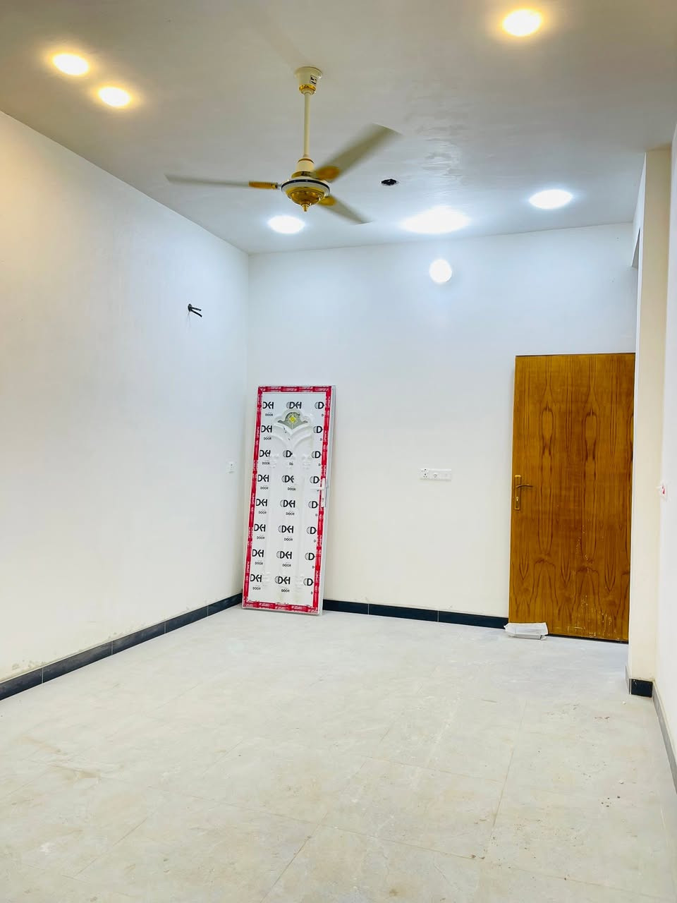 السلام عليكم بيت 100 متر كامل سند 25 بي قرار بناء جديد ممسكون بي غرفتين نوم طابق ونص فوق غرفه ومساحة درج وحمام 
الكرغوليه مقابيل ماركت الهدى 
مقابل المدارس 
ماء كهرباء خير من الله 
***********
