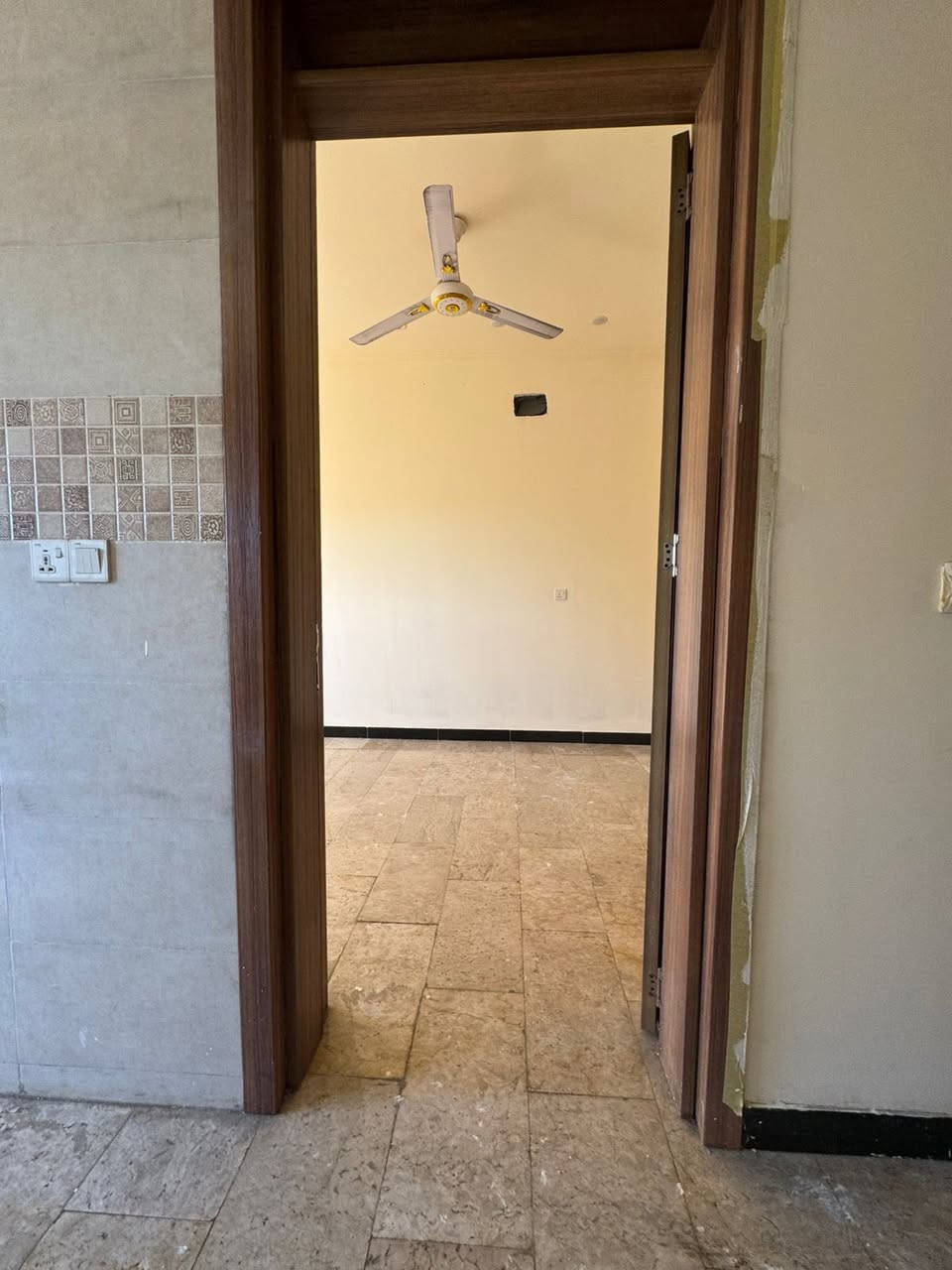 للايجار شقة تصلح عيادة او مكتب او سكن مساحة ٥٠ متر تحتوي على مطبخ مشترك و ٢ غرفة و مجموعة صحيه السعر 650،000
العنوان/ السيدية الفرع المقابل لكلية الشعب 
للاستفسار ***********
