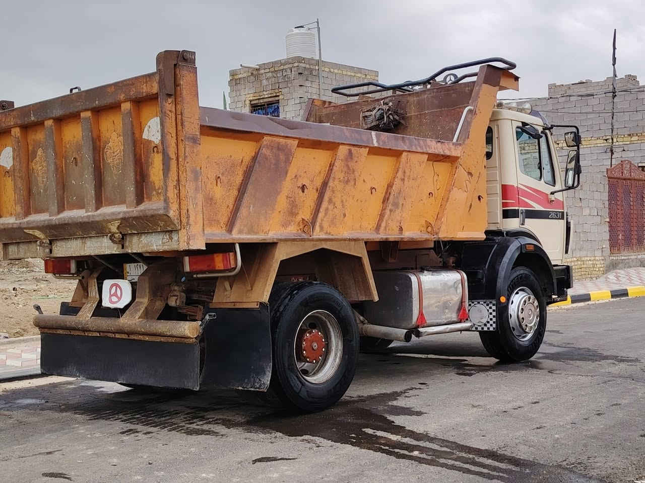 سيارة للبيع 
البي موديل 75 مكينه 8 عادي كير 25 عادي بدون شلعه تخمم تاير رأس تريله السنويه ما ساقطه للعام 2028 المو شراي لا يتصل ***********
