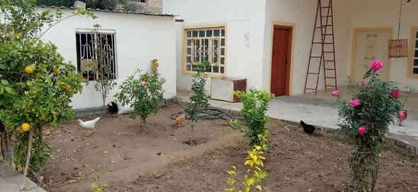 يوجد لدينا قطعة ارض للبيع بمسحة 1000 متر وبيت في وسط الأرض في طريق طويريج كربلاء الشارع السياحي منطقة الكراكشه واجهة الأرض 15 متر قريبة على الشارع العام  الرئيسي بيت نظيف ومرتب حديقة امام البيت للاستفسار يرجى الاتصال  ***********
