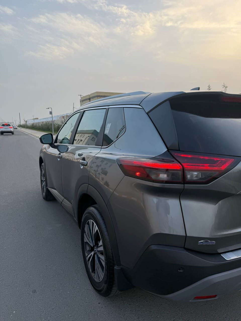 نيسان روج موديل 2023 sv بلاس فول مواصفات 
مواصفات امريكية
• المحرّك:1500 تيربو (VC-Turbo) القدره  201 حصان
• مصابيح LED أمامية وخلفية + إضاءة نهارية DRLs. 
• مرايا جانبية كهربائية والمدفّأة مع إشارات.  
• مقعد السائق قابل للتعديل كهربائياً (8 وضعيات)، قيادة مريحة، وتدفئة للمقاعد الأمامية في الحزم المميزة
• شاشة لمسية تدعم Apple CarPlay و Android Auto.  
• مزايا راحة مثل تشغيل عن بُعد، تحكم من المقود، تحكم مناخي مزدوج المنطقة.  
• السيارة رقم بصره بسمي 
- [ ] • ضرر: سياره وارد غرق برغي ما مفتوح بيه والماي ما داخل جوه السياره كلش جديد وكفاله من الزلغ 
- [ ] بجم السياره مغلف نانو ب٤ اوراق 

للتواصل *********** Singapore
