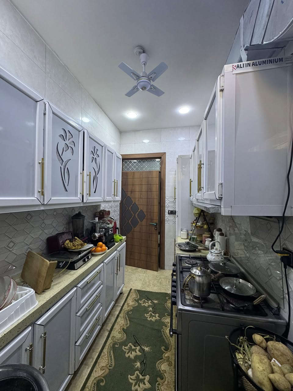 دار للبيع مساحة 90 متر الحرية الثالثة خلف مصور الشاشة بيت مكون من 3 طوابق بناء 2023المدخل طرمة مدخلين استقبال ومطبخ و هول وغرفة منام كبيرة وحمام و منور والطابق الثاني غرفتان وحمام الغرفة الأمامية كبيرة وتحتوي على بلكونة الطابق الثالث غرفة نفس حجم الغرفتين الجوة وحمام وحولي و سطحين سطح ناصي و درج وسطح عالي 
***********
