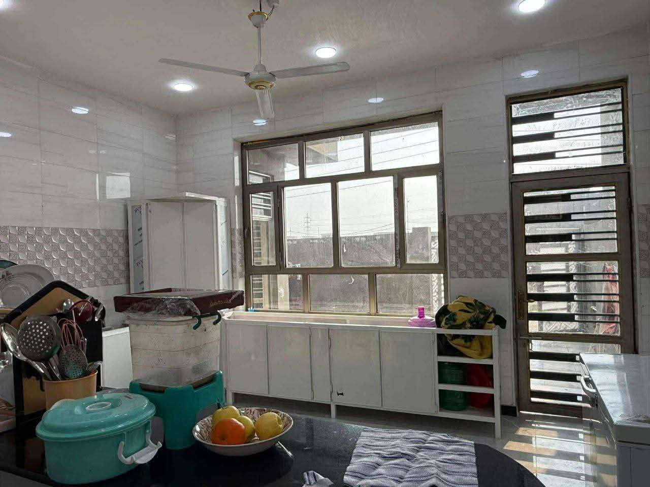 دار للبيع طابو زراعي سند 25 الموقع زوير قرب الشرطه النهريه المساحه 200متر طابقين الطابق الاول يحتوي على صاله هول مطبخ غرفه نوم وصحيات داخليه وخارجيه الطابق الثاني 4 غرف نوم للاستفسار ***********  والدار يرهم مراوس بمشتملات عدد2 لايقل مساحه الواحد عن 130متر
