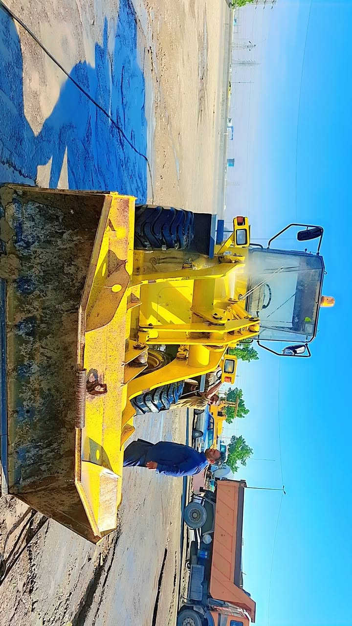 سلام عليكم للبيع شفل كوماتسو حجم 100 دخول جديد شفل جديد ونظيف مكينه ٦ كله عله وظع الشركه السعر ٣٥٠ وبي مجال 
***********
