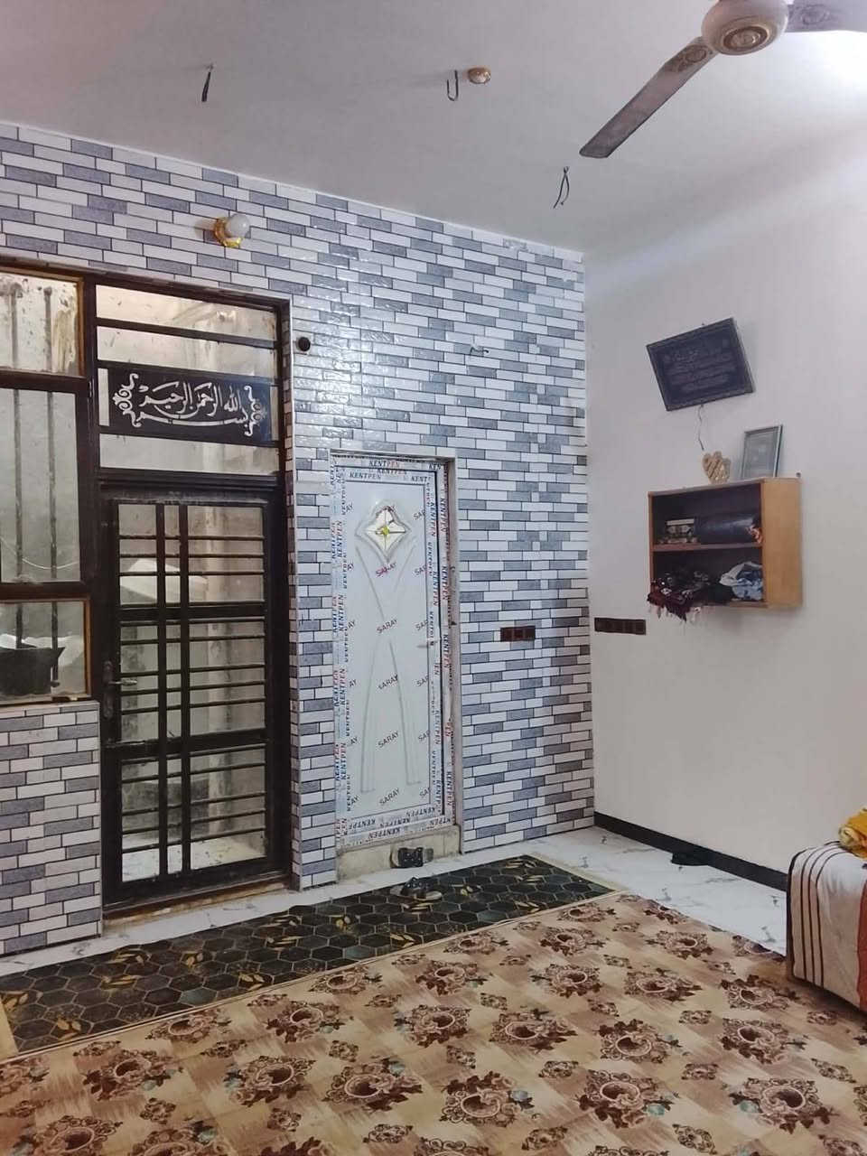 السلام عليكم عندي هذا البيت البيع المساحة 100متر طابقين بحي سومر خلف مدينة العاب ضوء القمر سند 25 قريب على شارع الحولي مآل ابو مهدي المهندس يحتوي على طارمه وستقبال مطبخ وصاله كبيره وصحيات داخلي وخارجية طابق ثاني بي غرفه نوم وصاله وبي غرفه ماكمل التواصل/***********/وعلى رقم واتساب ***********/ اني صاحب البيت اخوان السعر مناسب جدا
