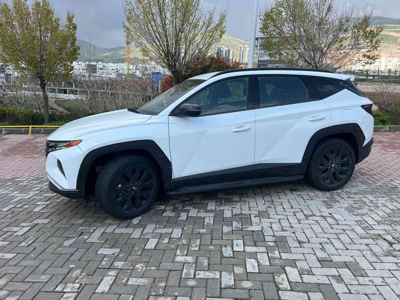 توسانXRT  VIP موديل 2022، كاملة المواصفات، بمواصفات أمريكية. السيارة نظيفة للغاية وبها بعض الإضافات البسيطة. حادثة بوند مع جزء صغير بارد من باب الصندوق. لون السيارة صدفي. ميزات حصرية لكبار الشخصيات:
المسافة المقطوعة: 27الف كيلومتر 
أنواع الإطارات Michelin
رقم شانصی KM8JFCAE2NU104452
1. زر تشغيل
2. دخول بدون مفتاح مع شاشة لمس
3. سقف بانورامي شمسي
4. أبواب كهربائية قابلة للطي
5. كاميرا 360 درجة (جانبية، أمامية، خلفية)
6. كاميرا مع إشارة دوران
7. زر تشغيل/رجوع للخلف
8. مقاعد مدفأة ومبردة
9. مقاعد جلدية سوداء
10. مقعد كهربائي
11. إضاءة محيطية بـ 67 لونًا قابلاً للاختيار
12. مقاعد خلفية مدفأة
13. تعتيم تلقائي لمرآة الرؤية الخلفية
‏14. Apple CarPlay
‏15. Android Auto
16. شاشة عرض رقمية 3 بوصة لعرض معلومات القيادة
17. مؤشر ترحيب
18. مصابيح أمامية زينون LED
19. مصابيح خلفية LED
20. واقي خلفي قابل للسحب
21. تحكم صوتي كامل
22. نوافذ كهربائية
23. تبريد ثنائي النقاط
24. إشارة انعطاف على المرآة
25. دخول بدون مفتاح
26. مبدلات سرعة يدوية
27. نظام تحكم بالفرامل
28. دفع رباعي
29. محرك سعة ٢٥٠٠ سي سي مطلوب
٣٠. عجلة قيادة بدون مفتاح
٣١. شحن لاسلكي
٣٢. منفذ شحن
٣٣. تثبيت تلقائي
٣٤. تشغيل عن بُعد
٣٥. ركن تلقائي
٣٦. حساسات أمامية
٣٧. حساسات خلفية
٣٨. ناقل حركة أوتوماتيكي مطلوب
٣٩. رادار أمامي وخلفي وجانبي
٤٠. نظام مراقبة النقطة العمياء
رقم سلیمانیة 
عنوان: سليمانية
***********
