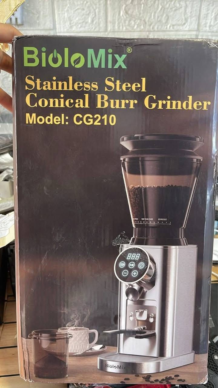 مطحنة قهوة كهربائية من نوع "Biolomix" (موديل CG210).
تتميز المطحنة بشاشة لمس LCD وتوقيت رقمي، مع 30 إعدادًا دقيقًا للطحن، من الإسبريسو الناعم جدًا إلى الطحن الخشن للـ "French Press". 
تحتوي على شفرات مخروطية من الفولاذ المقاوم للصدأ بقطر 40 ملم، مصممة لتقليل حرارة الطحن والحفاظ على زيوت القهوة الأساسية. 
تستخدم تقنية مضادة للكهرباء الساكنة لضمان عدم التصاق البن المطحون بالغرفة، مما يجعل عملية التنظيف سهلة. 
تتميز بسعة 300 جرام من حبوب البن في الوعاء العلوي و100 جرام للبن المطحون، مع نظام قفل لسهولة الإزالة والتخزين.


**إذا كنت صاحب هذا الإعلان وتريد حذفه لأي سبب، رجاءا أرسل رسالة إلى الدعم الفني**