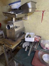 عيني مجمدة وشواية وطباخ وثلاجة الخاصة بالمحل وفرامة لحم  للبيع للاستفس...