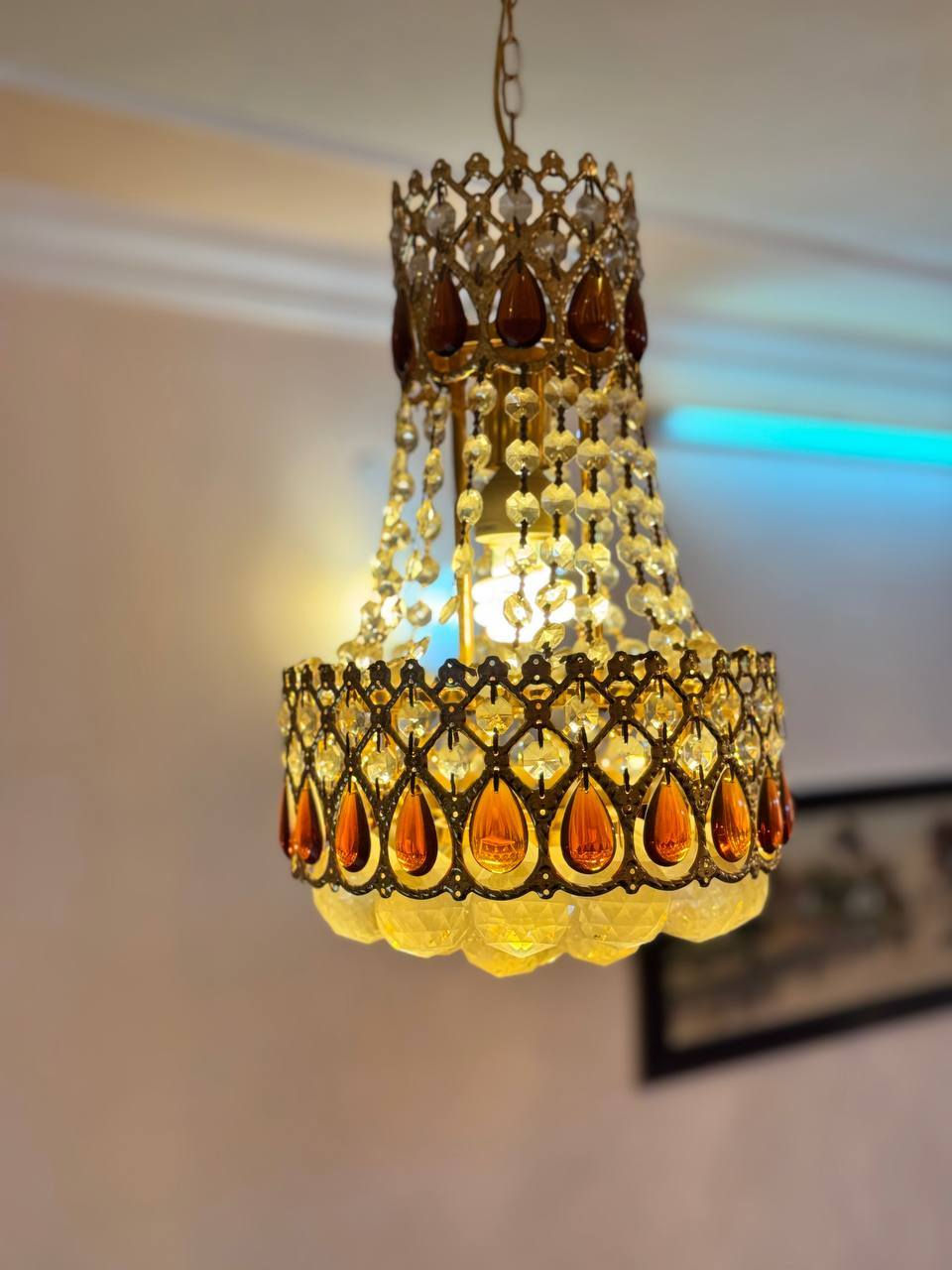 السلام عليكم 
سيت ثريات للبيع لغرض التبديل وحدة جبيرة وثنين صغار شغالات ونظيفات مابيهن اي عيب ولا كسر السعر ١٥٠ الف قفل للسيت ثلاثي كامل للتواصل خاص او على الرقم 
***********
