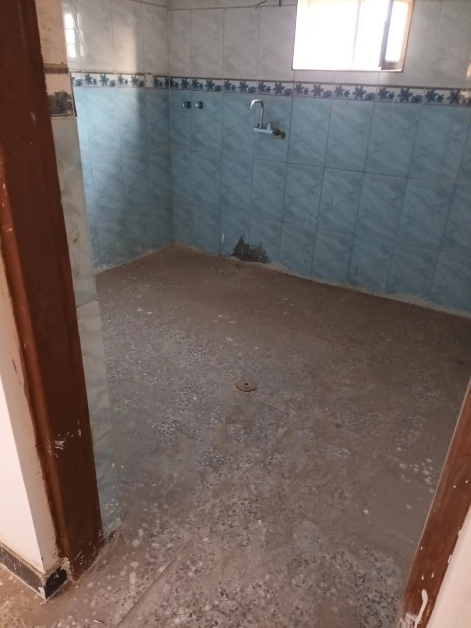 شقة للايجار طابق اول .. المساحة (٨٥)م ، تحتوي على غرفة وصالة ومطبخ وحمام ومنور خارجي ، المكان المعلمين قرب ثانوية القادة للبنين، المبلغ (٤٠٠) الف ، وبيه مجال.
الاتصال على الرقم *********** وبيه واتس اب
