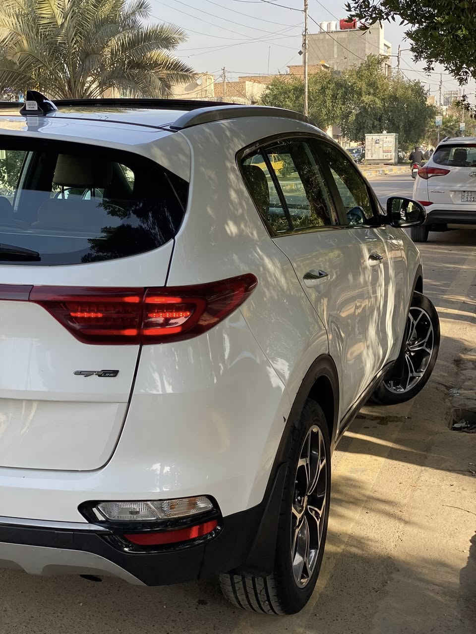 السلام عليكم
سبورتج جيتي لاين 2021 ماشيه 85 الف حقيقي
فووول مواصفات 1/1 كلشي بيها رقم بغداد بأسمي هزه ورقم وسنويه كله جديد كير محرك كفاله 
والسياره كفاله من الصبغ بيها بارد جداً بسيط يم علامه كيا بالجنطه فقط 
سعرها 215 وبيها مجال الشراي يتصل وبالخدمه
مكاني بغداد الحريه ***********
