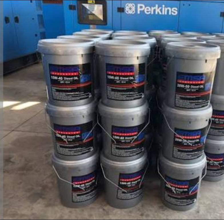 نوع الزيت: زيت محرك ديزل تقليدي (Conventional Diesel Engine Oil).
20W-50 درجة اللزوجة:، وهي لزوجة مناسبة للظروف الجوية الحارة وتوفر حماية جيدة للمحركات القديمة أو ذات الأداء الشاق.

تصنيف API: حاصل على تصنيف API CI-4، وهو تصنيف عالي الجودة لمحركات الديزل يضمن حماية ممتازة ضد التأكل والترسبات.

نوع الزيت الأساسي: زيت بكر 100% (Virgin Oil 100%)، مما يعني أنه غير معاد تدويره.

الاستخدام: مصمم لمحركات الديزل والبنزين (Monograde Diesel and Gasoline Engines)، ومناسب للمحركات المزودة بمحول حفاز (Catalytic converter).

المميزات الإضافية:

يحتوي على عوامل تنظيف نشطة (Active Cleansing Agents) للحفاظ على نظافة المحرك.

مصمم للأداء العالي (Peak Performance).

تركيبة خاصة للتحكم في الأدخنة (Fume Bar).

الحجم: العبوة سعة 20 لتر.
سعر العبوة 90.000
***********
***********
