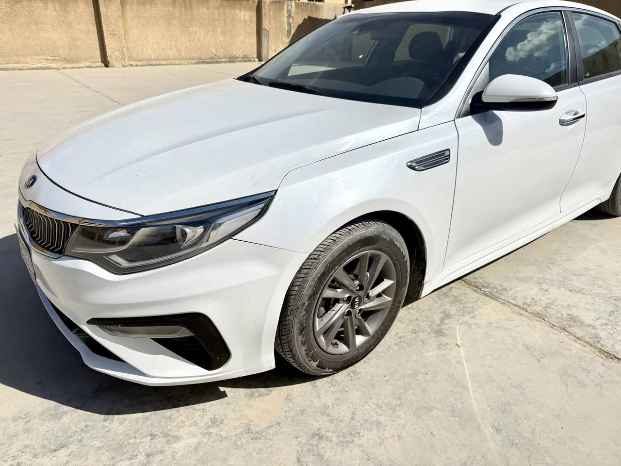 كيا أوبتما LX (وارد أمريكي) - نظيفة وجاهزة للاستخدام
• الموديل: 2020. امريكي 
• الفئة: LX (المواصفات القياسية).
• اللون: أبيض.
• المحرك: 2.4 GDI  العداد 70 الف ميل.
• الحالة الميكانيكية: حدادية جديدة بالكامل،  ولا تحتاج لأي مصاريف.

تفاصيل الحادث والضرر (بكل أمانة):
• مستوردة شخصياً عام 2022 وتم تصليحها "على ايدي".
• الأجزاء المبدلة: بونيد + جاملغ (جهة عكس السائق) .
•يوجد تصليح في (الشاصي واللغد) صور الحادثة موجودة بالمنشور 
• استخدام شخصي ومتابعة دقيقة للصيانة.

السعر المطلوب:
• 15,500$ (شدة و55 ورقة).
• [قابل للتفاوض البسيط مع المشتري الجاد].

للتواصل والاستفسار:
• رقم الهاتف: [***********]
