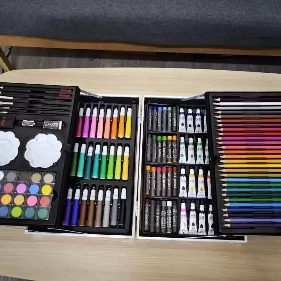 � شنطة رسم متكاملة للأطفال 🌈
اختيار مثالي لتنمية الإبداع والموهبة 👧🧒

المحتويات:
🖍️ أقلام خشبية ملونة
🖌️ أقلام فلوماستر
🎨 ألوان مائية متعددة
🖍️ ألوان شمع
🖌️ فرش رسم بأحجام مختلفة
🎨 صحون خلط ألوان
✏️ قلم رصاص
📏 مسطرة
🧽 ممحاة
✂️ براية
🧳 شنطة قوية ومرتبة وسهلة الحمل

🎀 متوفرة باللونين:
💗 وردي
💙 أزرق

يم مكتبة الفرات العنوان مقابيل شارع المجمعات قرب صلاح نوري


**إذا كنت صاحب هذا الإعلان وتريد حذفه لأي سبب، رجاءا أرسل رسالة إلى الدعم الفني**