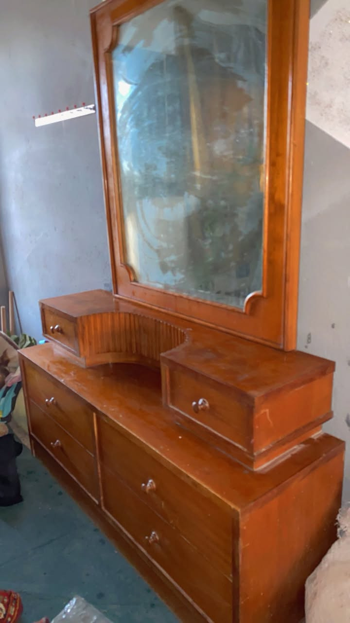 ميز صاج مال بلازمه قطعتين وميز مرايه للبيع ثنينهم ب120 قفل مكاني حله حي العسكري للاستفسار الاتصال عل الرقم ***********
