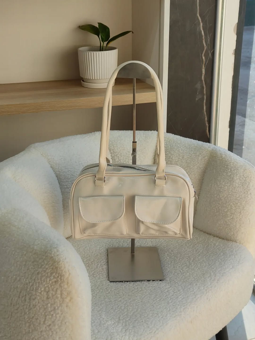 ✨ بسعر يفاجئج… وأناقة تكمل كل لوك 🤍
حقيبة حجم وسط، عملية وأنيقة لكل يوم 👜
 ▪️ الجلد سوفت وناعم 
▪️ طلاء السحاب ثابت
 ▪️ متوفرة بـ 4 ألوان: أسود، بني، أبيض، شمباني
💰 السعر: 10 آلاف دينار فقط 
🚚 التوصيل لجميع محافظات العراق: 5 آلاف
 📸 التصوير حقيقي من داخل المحل ✨
للطلب والاستفسار راسلونا بالدايركت 💌


**إذا كنت صاحب هذا الإعلان وتريد حذفه لأي سبب، رجاءا أرسل رسالة إلى الدعم الفني**