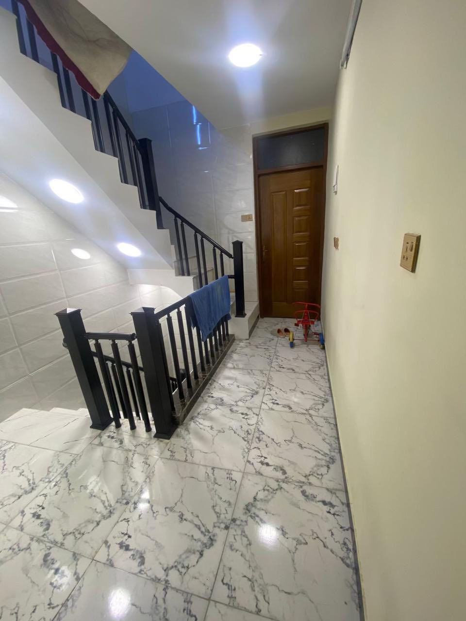 #مكتب_ابوسيف_للعقار_بيع_شراء_ايجار_تعقيب_هدم_تقييم
السلام عليكم 
يستمر مكتبنا بتوفير العروض الى زبائننا الكرام 

يعلن مكتبنا عن توفر مشتمل حديث  مدخل واحد للبيع

المساحة  (٧٥) متر 
الواجهة (٣،٥٠) متر 
النزال (٢٢) متر 
يحتوي على ؛
الطابق الاول
كراج صغير واستقبال وحولي مطبخ ومنور وخدمات وغرفة نوم
الطابق الثاني
غرفتين نوم وخدمات وبيتونة وسطحين

العنوان /الشعب @@@التجار الثانية@@مقابل جامعة الامام الكاظم@@@

السعر (١٩٠) مليون بي مجال

للاستفسار زيارة مكتبنا الكائن في ألشعب شارع الاسواق المركزية مقابل جامعة الامام الكاظم  
او الاتصال على الأرقام التالية؛
*********** 
***********
او التواصل على البرامج التالية؛
ماسنجر واتساب
