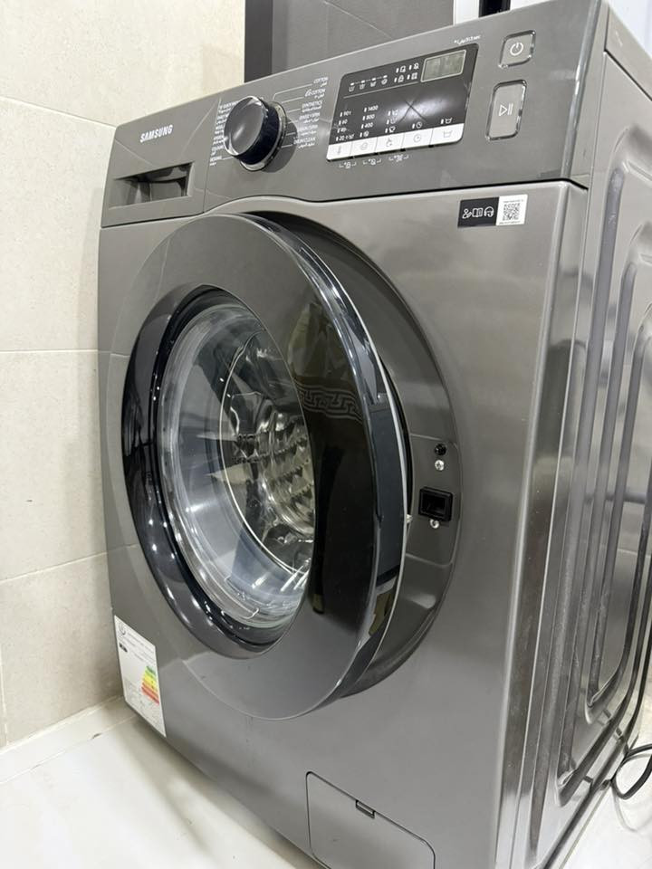 اغراض مستخدمه 15 يوم فقط درجه اولى
سبب البيع السفر ومستعجل على البيع 

ثلاجه LG ضمان 10 سنوات
25 قدم 

غسالة سامسونك 8 كيلو ضمان 20 سنه 

تخم قنفات طبي 5 مقاعد

طباخ إيطالي 5 عيون 

كاونتر حجر طبيعي قياس 2 متر 

للأستفسار فقط وتساب متوفر 
***********
