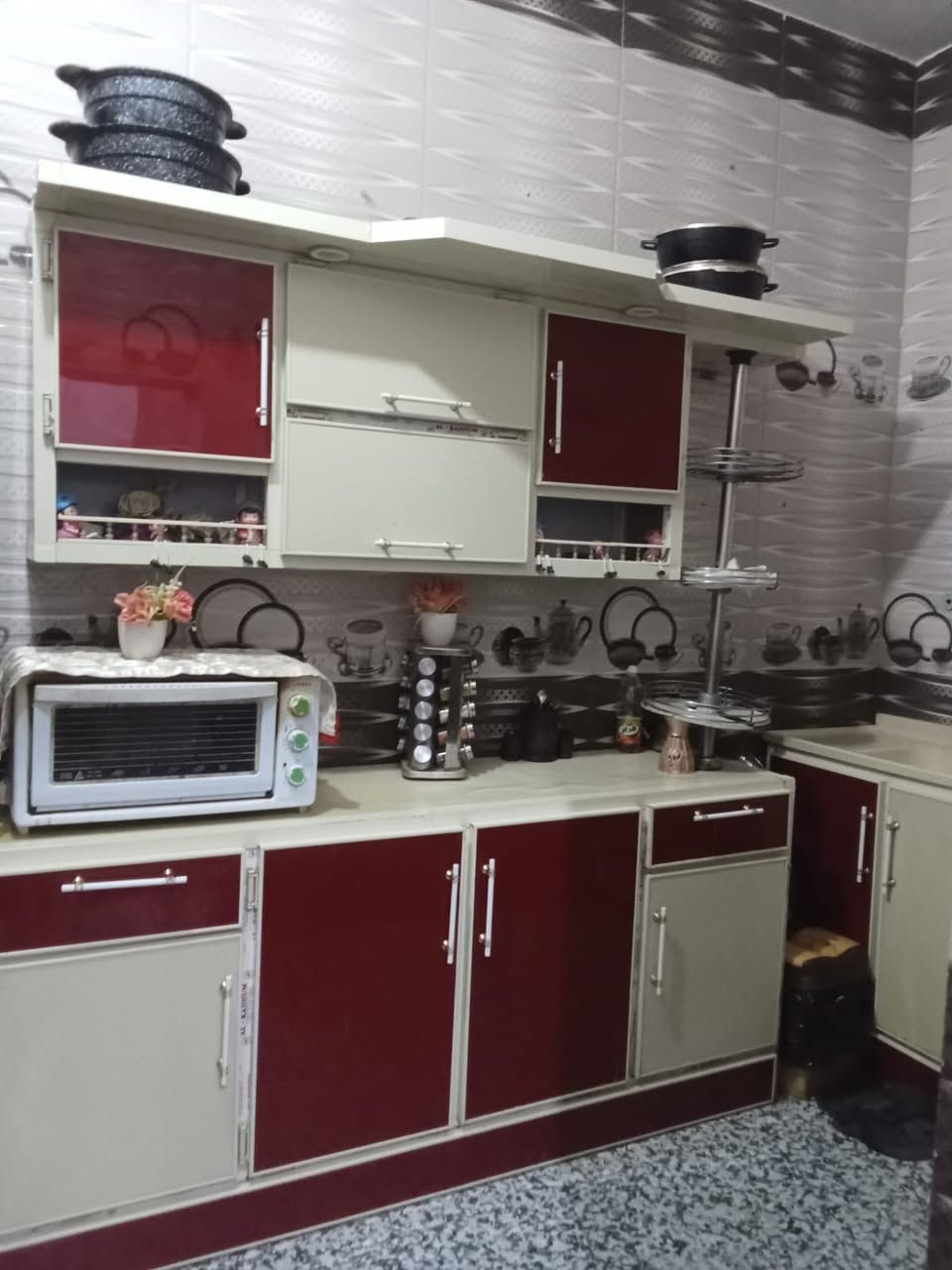 بيت خلفي مساحه ١٠٠متر بناء حديث جدا طابقين سعر 72  مليون غرفه وصاله ومطبخ ومنور وديوانيه وصحيات داخليه وخارجيه وطارمه والطابق الثاني غرفه وصاله كبيره العنوان حي الفداء مقاطعه 22 قرب النجده والمضخه للأستفسار*********** مكتب صالح سمير البدري للعقار
