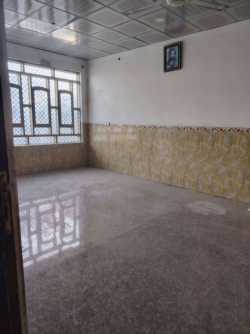 دار للبيع الشراكيه قرب مدرسة الكون 240 م كامل  وبيه محل مقابيله خدمات للأستفسار***********
