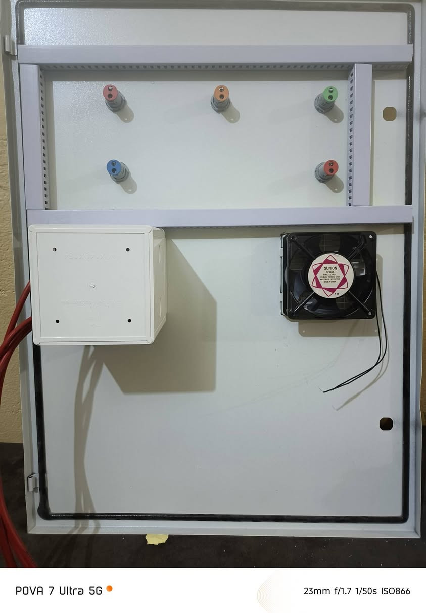 السلام عليكم، شغل البارحه تصنيع بورد حسب طلب الاخ الكهربائي يتكون من مصدر وطني ثري فيز ومصدر وطني سنكل خاص للشحن، مع مصدر طاقة سنكل مع مصدر مولدة سحب احتياط ويحتوي على مكان ميزانية وسلكتر وخرج احمال ثقيلة وخرج انارة مع مصابيح الباب والمروحه وجوزة حماية حريق، نصنع لكم ماتحتاجونه ومستعدين للتركيب والصيانة، للتواصل *********** حسن ابو علي /حسن فيز
