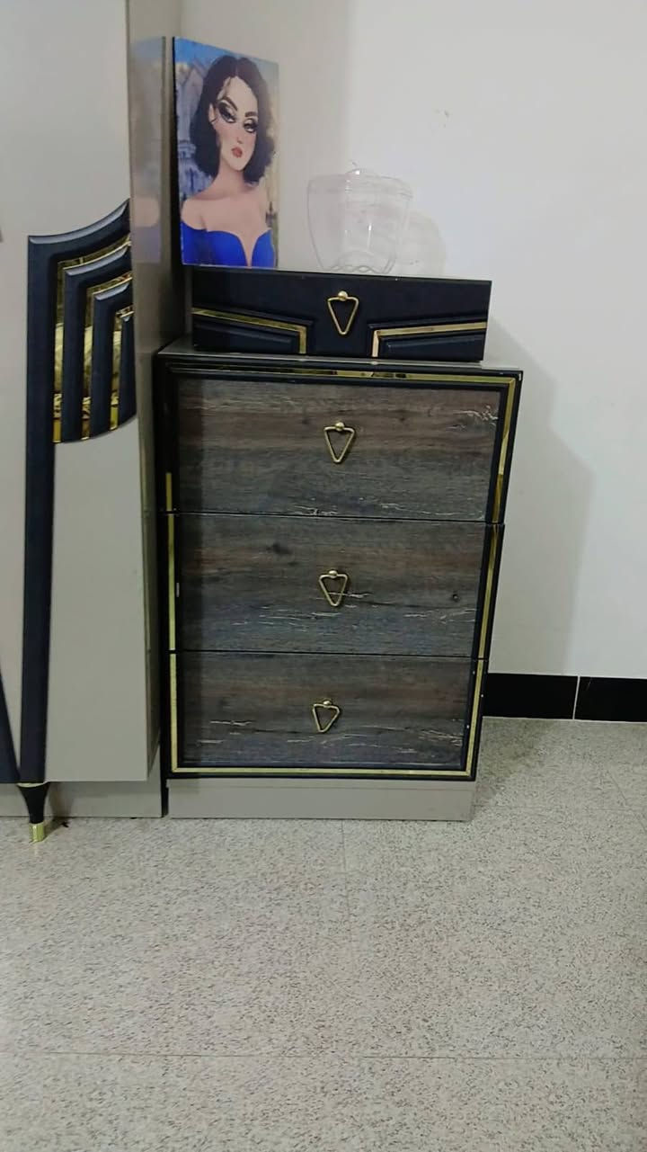 للبيع 
١٠ مقاعد ديوان سعر ٢٧٠ 
٩ قطع غرفه نوم تركي سعر ٩٥٠ 
وبيه مجال ع خاص
فلوجه شهداء 
*********** للاستفسار
