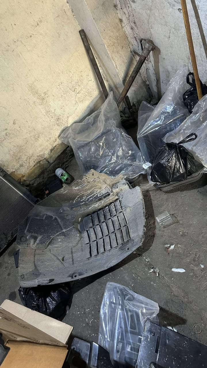 السلام عليكم ادوات رانج خليجي 2015 للبيع لايتات امامي زوج وبك لايت زوج ودعاميه امامي وخلفي مع كامل ملحقات وماسكات وبطانه وماطور زراكه مي وجاملغ ايمن وايسر 

***********
